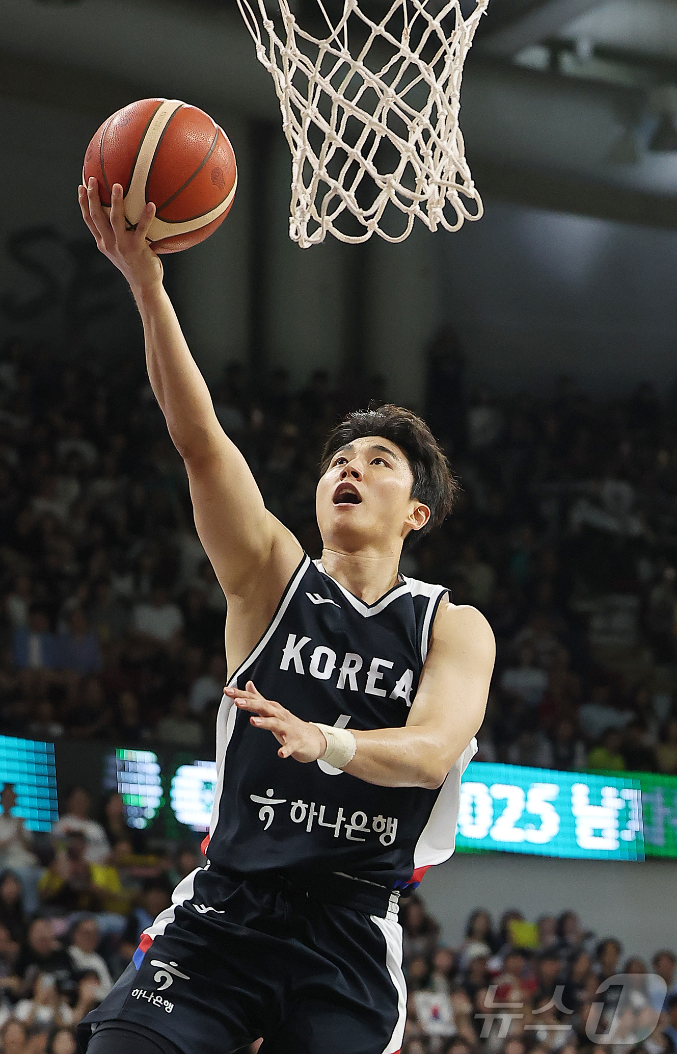 (안양=뉴스1) 김진환 기자 = 13일 오후 경기도 안양 정관장 체육관에서 열린 하나은행 초청 2025 남자농구 국가대표 평가전 대한민국과 일본의 경기, 대한민국 박지훈이 4쿼터 …