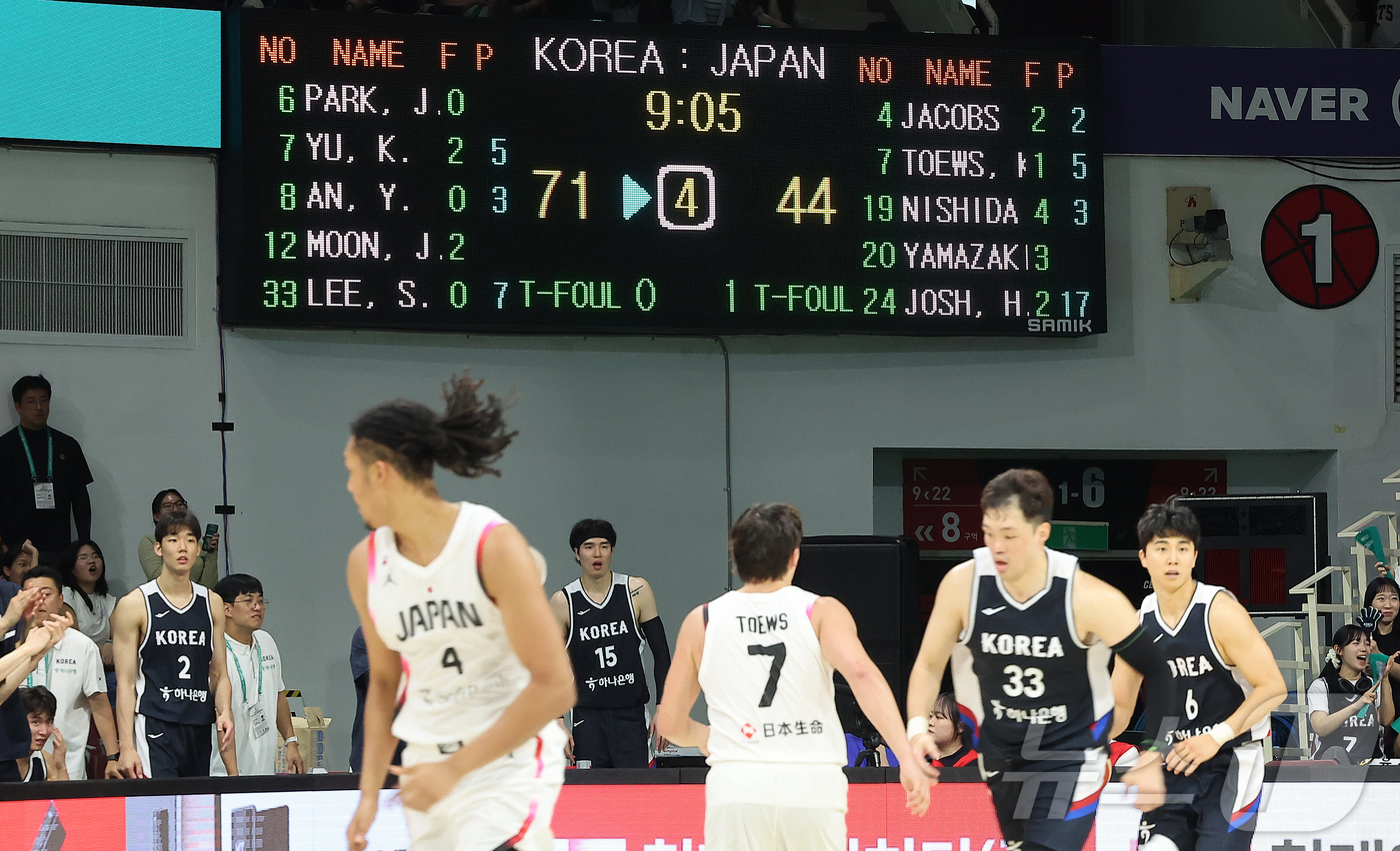 (안양=뉴스1) 김진환 기자 = 13일 오후 경기도 안양 정관장 체육관에서 열린 하나은행 초청 2025 남자농구 국가대표 평가전 대한민국과 일본의 경기, 4쿼터 9분여를 남긴 상황 …