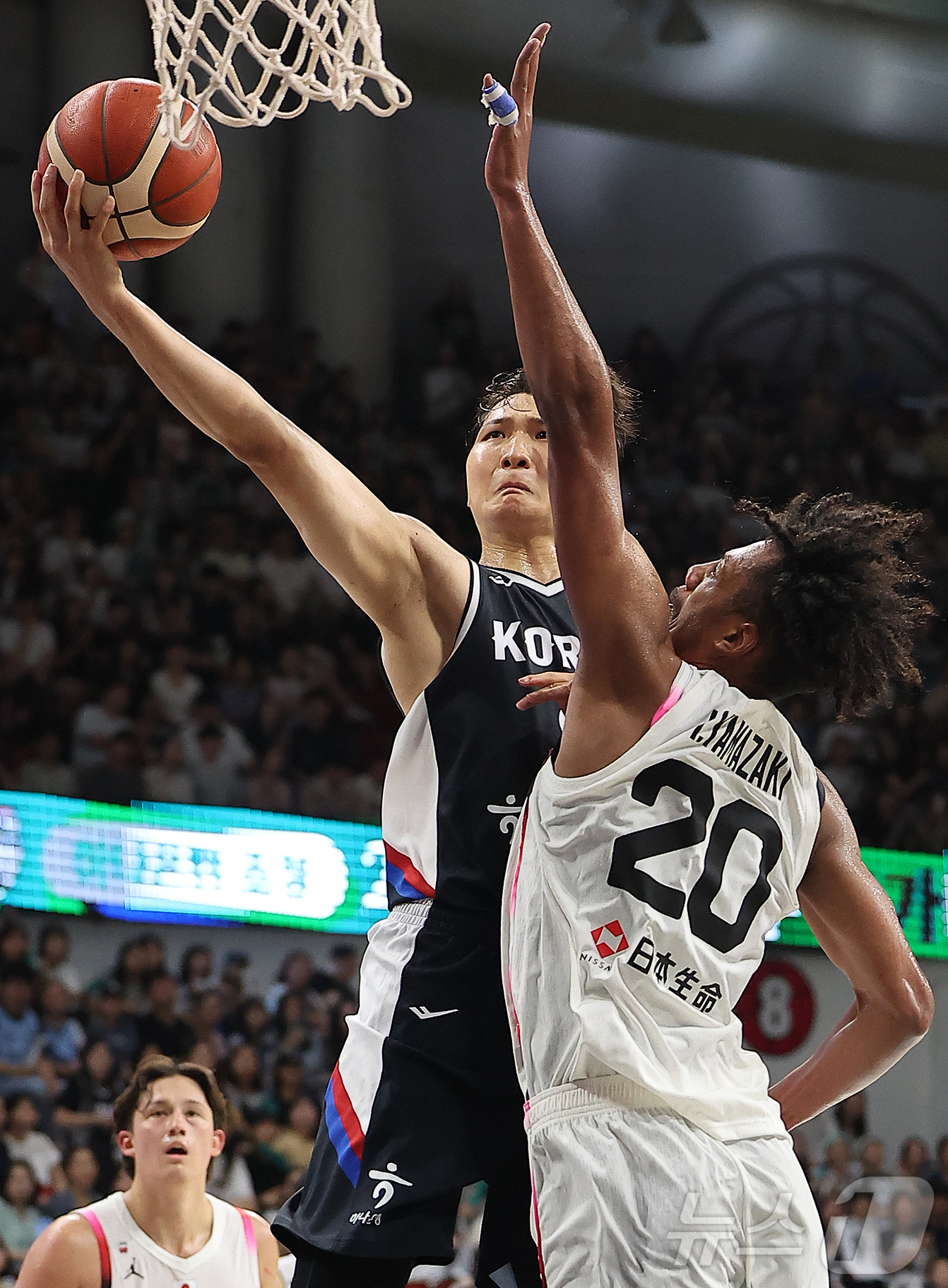 (안양=뉴스1) 김진환 기자 = 13일 오후 경기도 안양 정관장 체육관에서 열린 하나은행 초청 2025 남자농구 국가대표 평가전 대한민국과 일본의 경기, 대한민국 안영준이 4쿼터 …