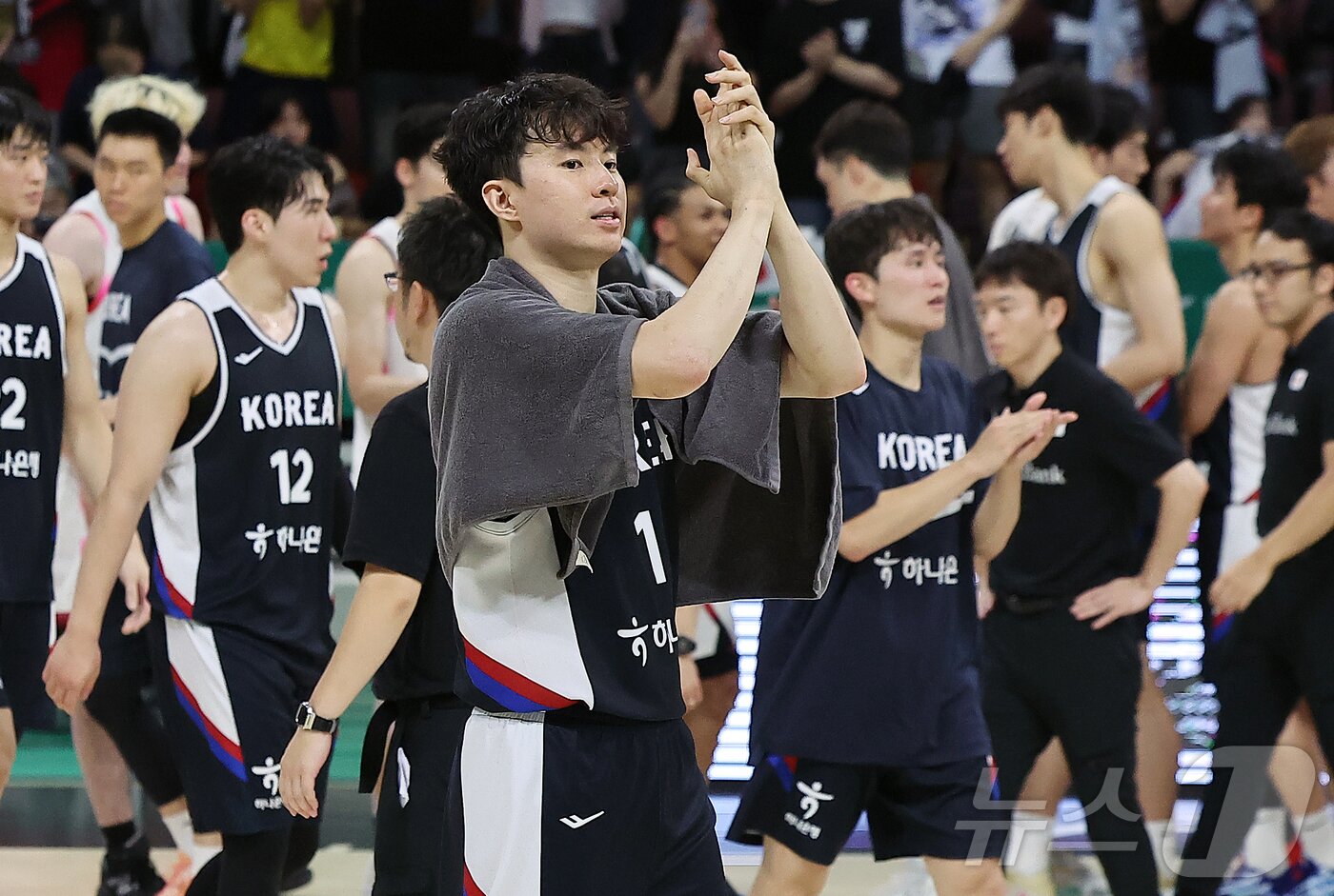 본문 이미지 - 13일 오후 경기도 안양 정관장 체육관에서 열린 하나은행 초청 2025 남자농구 국가대표 평가전 대한민국과 일본의 경기에서 19득점 12리바운드로 더블더블을 기록하며 84대69 승리를 이끈 대한민국 이현중이 팬들에게 인사하고 있다. 2025.7.13/뉴스1 ⓒ News1 김진환 기자
