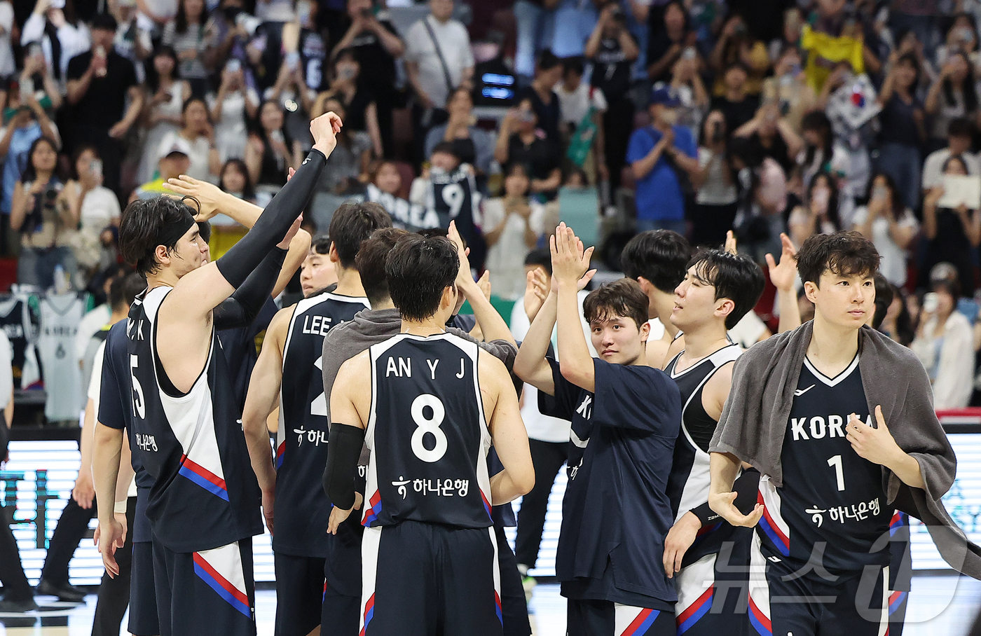 (안양=뉴스1) 김진환 기자 = 13일 오후 경기도 안양 정관장 체육관에서 열린 하나은행 초청 2025 남자농구 국가대표 평가전 대한민국과 일본의 경기에서 84대69 승리를 거둔 …