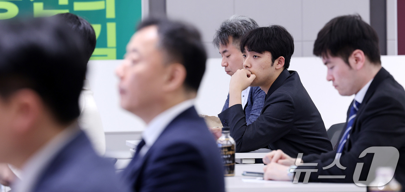 (서울=뉴스1) 박지혜 기자 = 이선우 대한의과대학·의학전문대학원학생협회 비대위원장이 13일 서울 용산구 대한의사협회 대강당에서 열린 제1회 전국의사 의료정책 심포지엄에서 주제 발 …