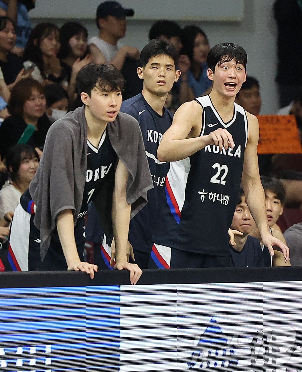(안양=뉴스1) 김진환 기자 = 13일 오후 경기도 안양 정관장 체육관에서 열린 하나은행 초청 2025 남자농구 국가대표 평가전 대한민국과 일본의 경기에서 대한민국 이현중과 여준석 …