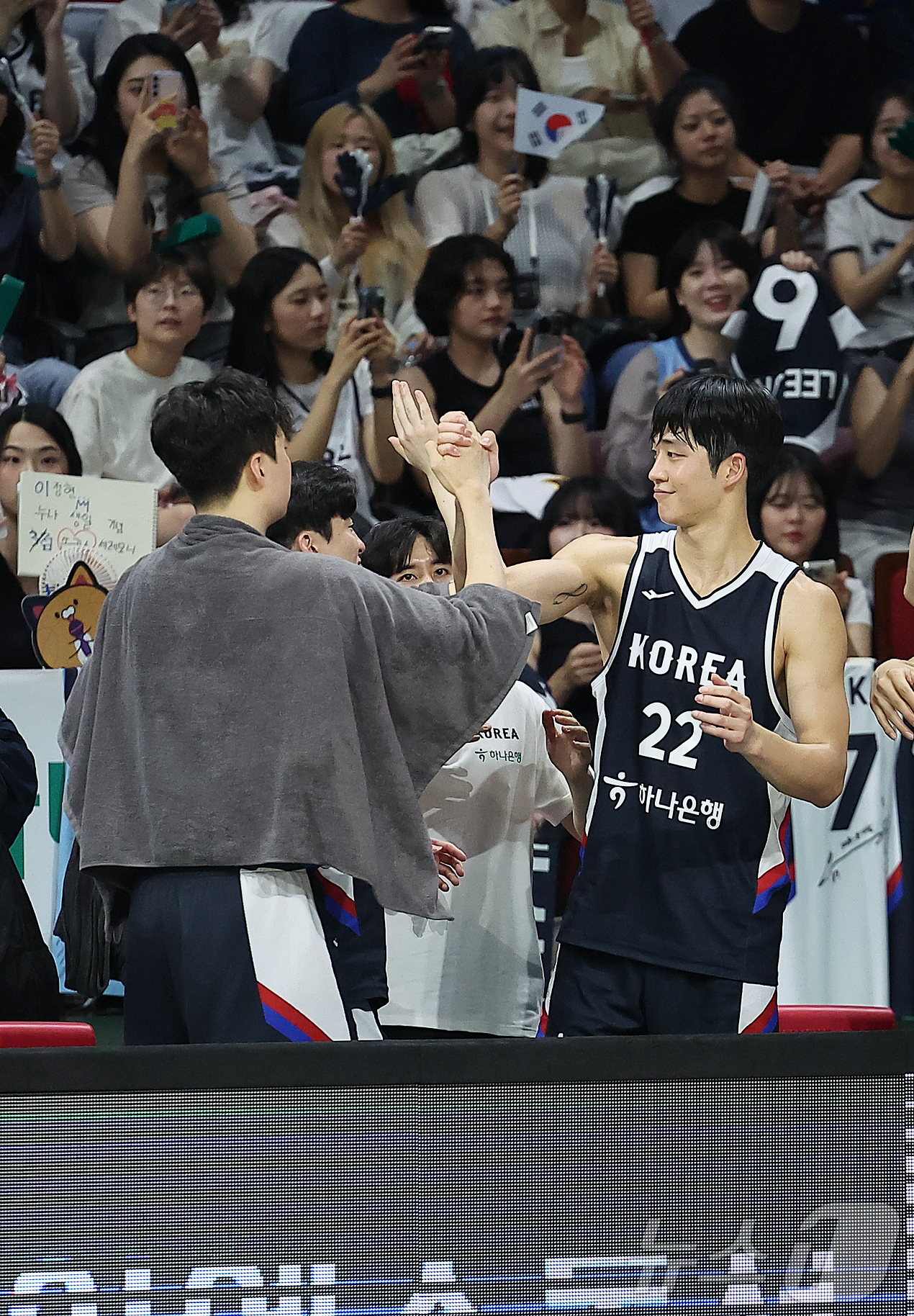 (안양=뉴스1) 김진환 기자 = 13일 오후 경기도 안양 정관장 체육관에서 열린 하나은행 초청 2025 남자농구 국가대표 평가전 대한민국과 일본의 경기에서 84대69 승리를 거둔 …