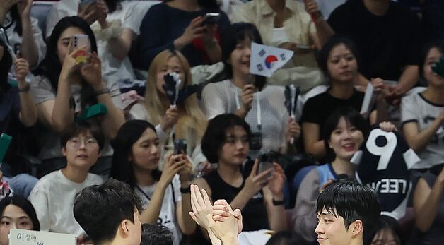 기쁨 나누는 이현중과 여준석