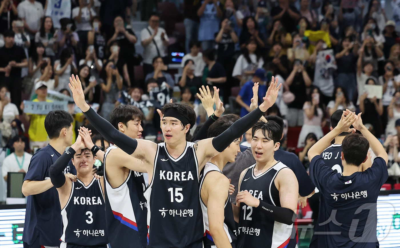 (안양=뉴스1) 김진환 기자 = 13일 오후 경기도 안양 정관장 체육관에서 열린 하나은행 초청 2025 남자농구 국가대표 평가전 대한민국과 일본의 경기에서 84대69 승리를 거둔 …