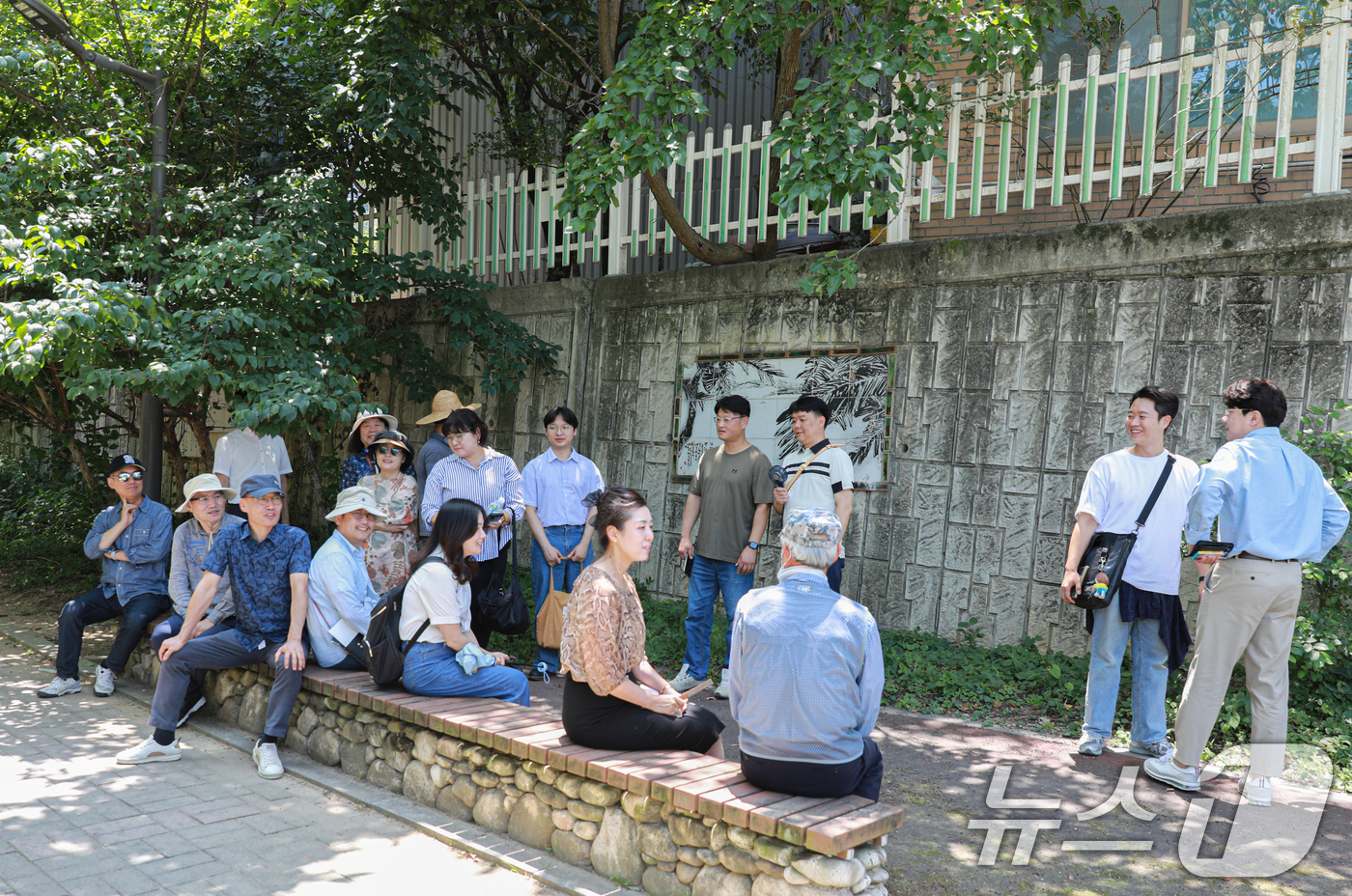 (광주=뉴스1) 박준배 기자 = 시민정책패널과 일광기념관 등이 공동주관한 '쉬엄쉬엄 걷기’ 182-1회 특별프로그램 참가자들이 12일 광주 북구 문화동 일대를 답사하고 있다.(일광 …