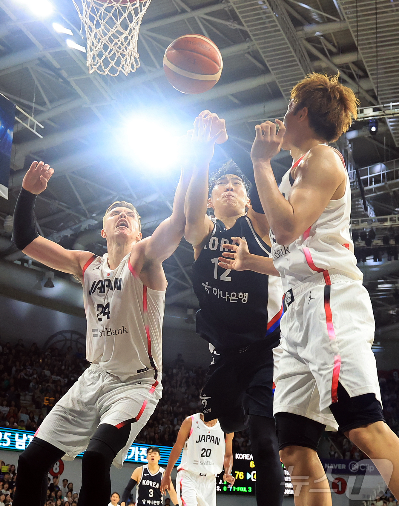 (안양=뉴스1) 김진환 기자 = 13일 오후 경기도 안양 정관장 체육관에서 열린 하나은행 초청 2025 남자농구 국가대표 평가전 대한민국과 일본의 경기에서 대한민국 문정현이 4쿼터 …