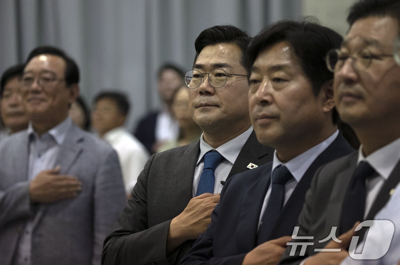 본문 이미지 - 박찬대 더불어민주당 당대표 후보가 13일 울산시 남구 울산상공회의소 7층 대회의실에서 열린 게릴라 토크콘서트에 참석해 국기에 경례를 하고 있다. 2025.7.13/뉴스1 ⓒ News1 조민주 기자