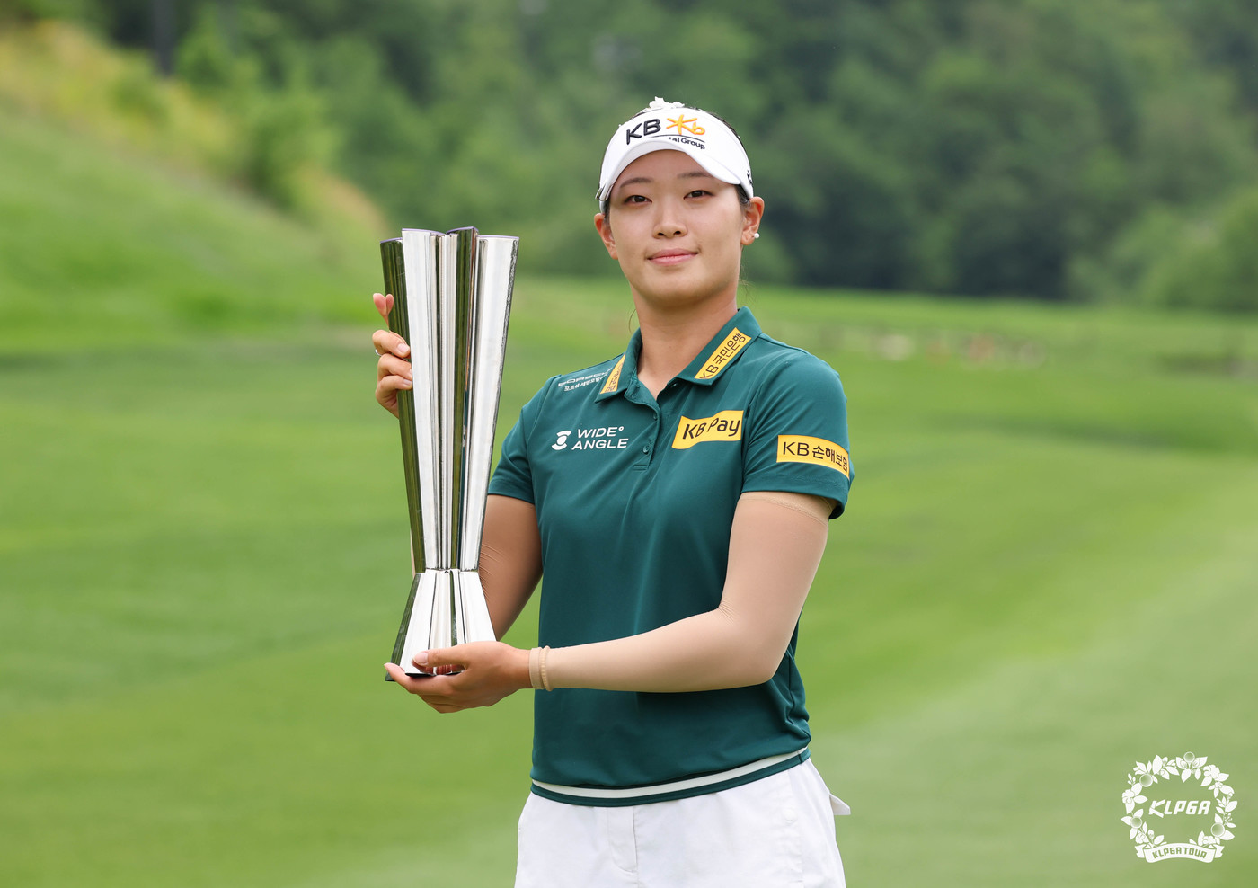 (서울=뉴스1) = 방신실이 13일 강원도 정선군 하이원 CC에서 열린 KLPGA 투어 하이원 리조트 여자오픈 최종 라운드에서 우승 후 트로피를 들고 기념촬영을 하고 있다. (KL …