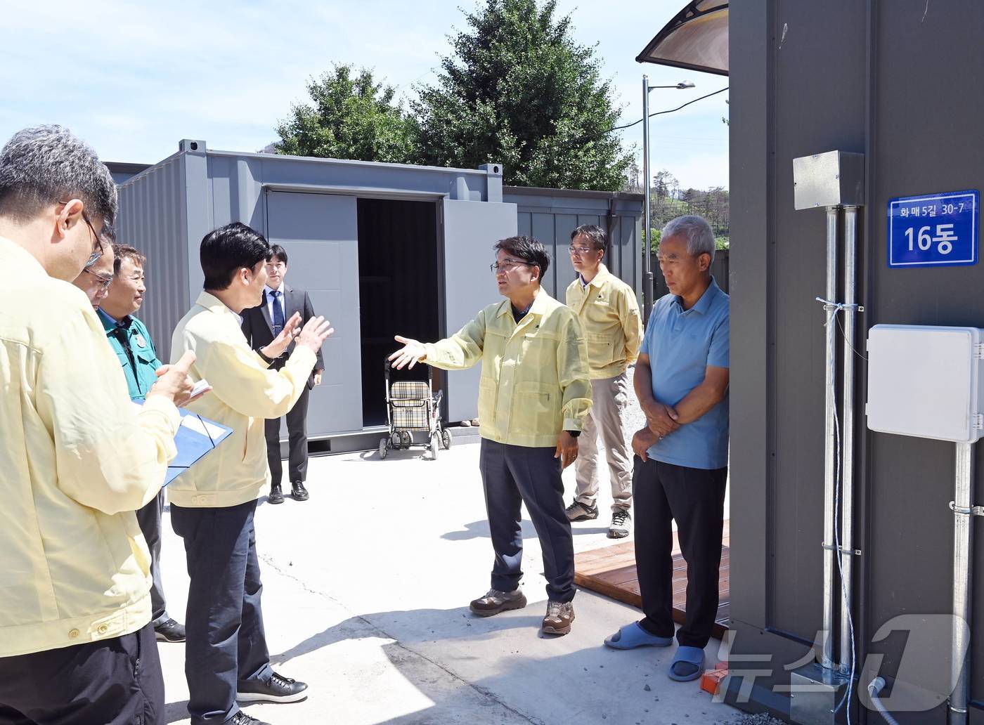 (서울=뉴스1) = 김광용 행정안전부 재난안전관리본부장은 지난 12일 경북 청송군과 영양군에 마련된 임시주거시설을 방문해 산불 이재민의 건강과 식사, 냉방 등 생활불편 사항 여부를 …