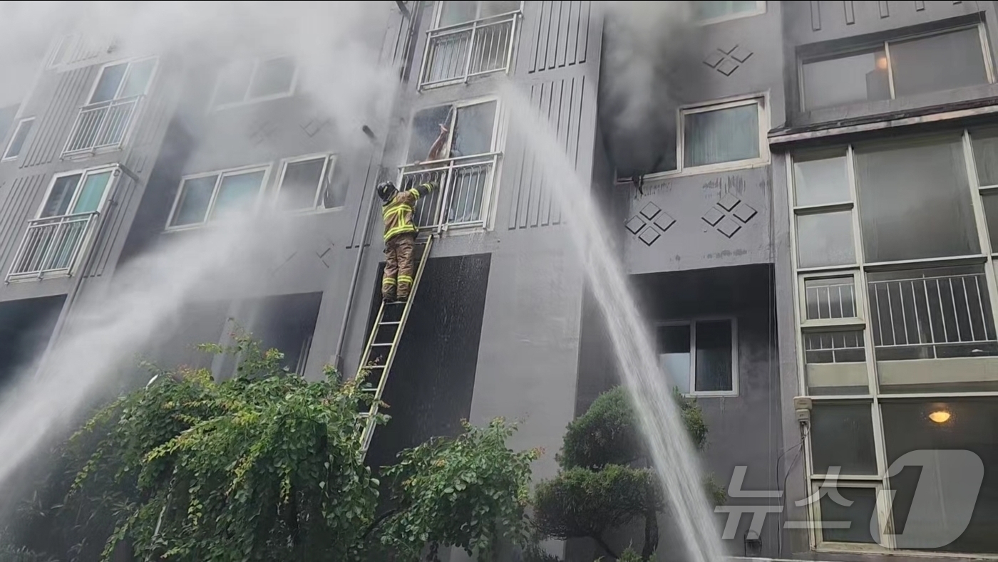 (부산=뉴스1) = 13일 낮 12시 22분쯤 부산 북구 만덕동의 한 아파트 2층에서 불이나 출동한 소방관들이 주민을 구조하고 있다. 이날 화재로 80대와 50대 모자가 숨지고, …