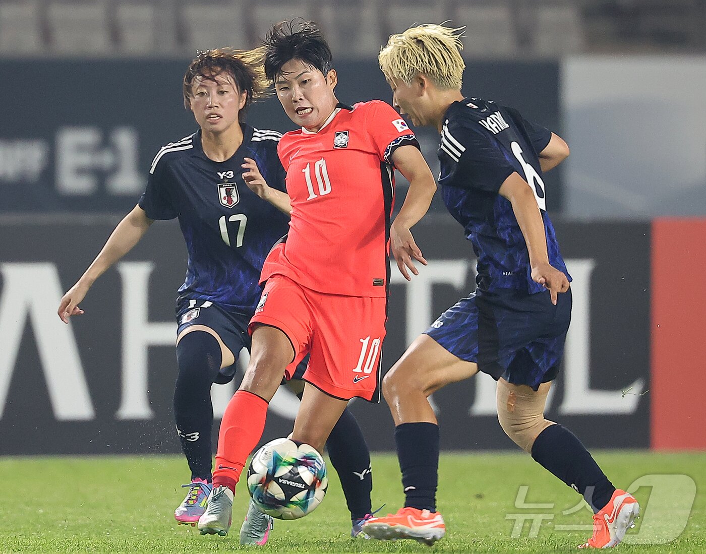 본문 이미지 - 13일 오후 경기 화성시 향남읍 화성종합경기타운에서 열린 2025 동아시아축구연맹&#40;EAFF&#41; E-1 챔피언십 여자부 대한민국과 일본의 경기, 대한민국 지소연이 전반 일본 수비수들 사이로 돌파하고 있다. 2025.7.13/뉴스1 ⓒ News1 김진환 기자