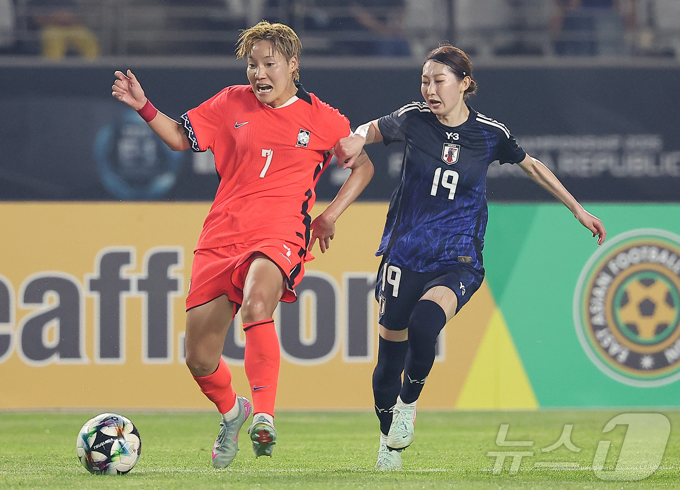 (화성=뉴스1) 김진환 기자 = 13일 오후 경기 화성시 향남읍 화성종합경기타운에서 열린 2025 동아시아축구연맹(EAFF) E-1 챔피언십 여자부 대한민국과 일본의 경기, 대한민 …