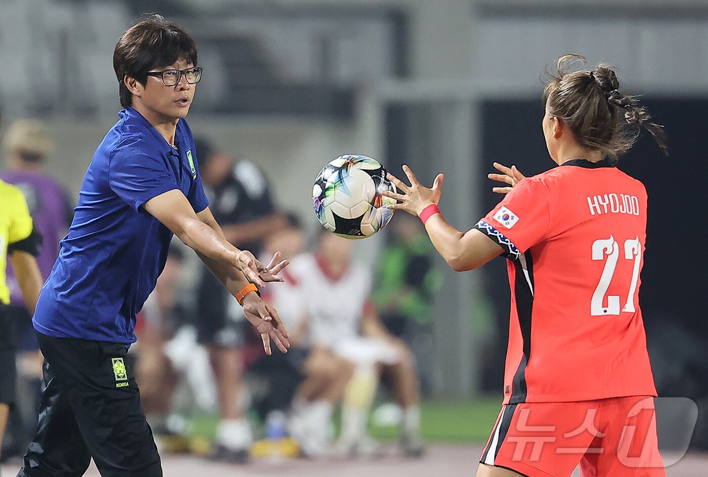 본문 이미지 - 13일 오후 경기 화성시 향남읍 화성종합경기타운에서 열린 2025 동아시아축구연맹&#40;EAFF&#41; E-1 챔피언십 여자부 대한민국과 일본의 경기, 대한민국 신상우 감독이 후반 추효주에게 공을 전달하고 있다. 2025.7.13/뉴스1 ⓒ News1 김진환 기자