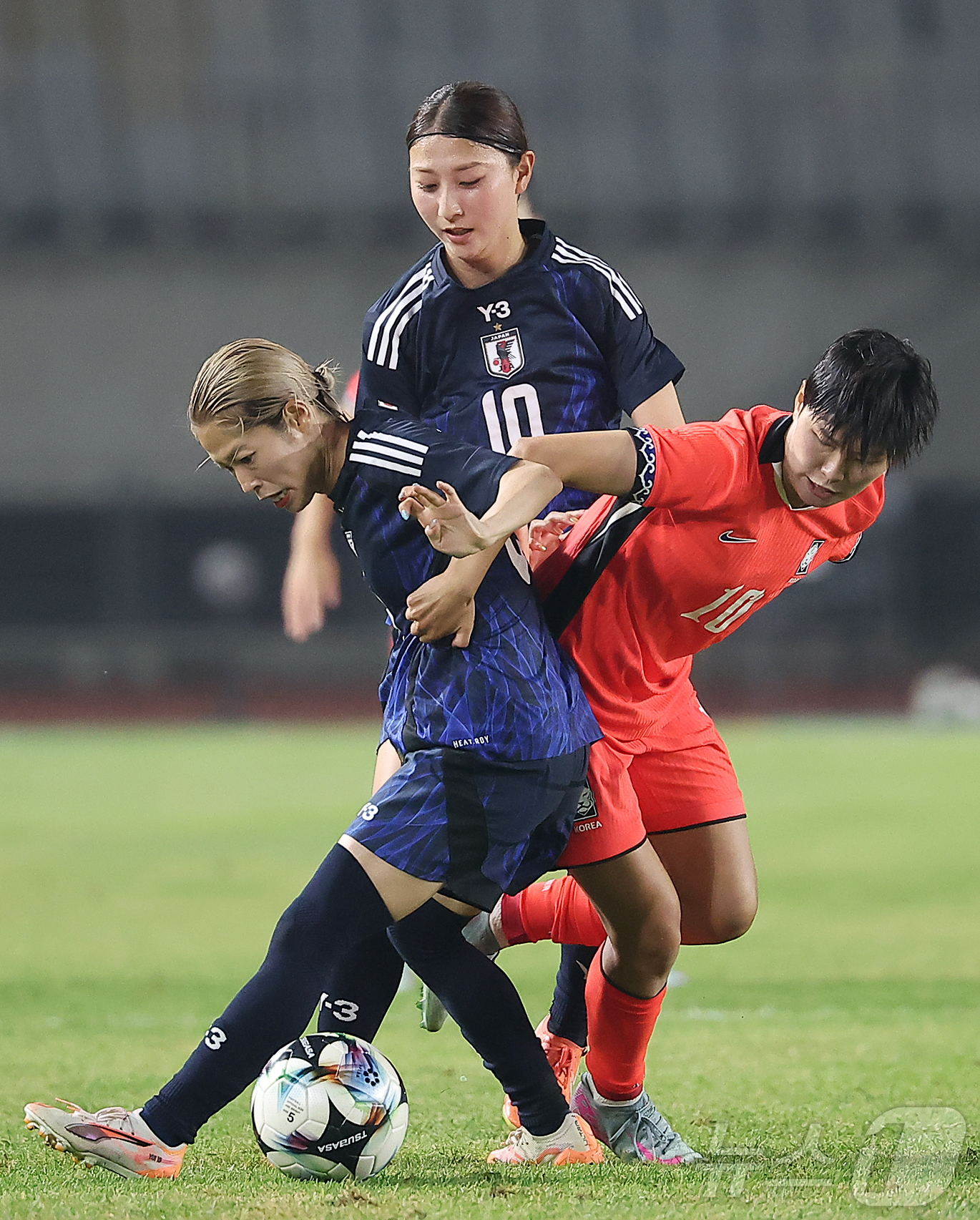 (화성=뉴스1) 김진환 기자 = 13일 오후 경기 화성시 향남읍 화성종합경기타운에서 열린 2025 동아시아축구연맹(EAFF) E-1 챔피언십 여자부 대한민국과 일본의 경기, 대한민 …