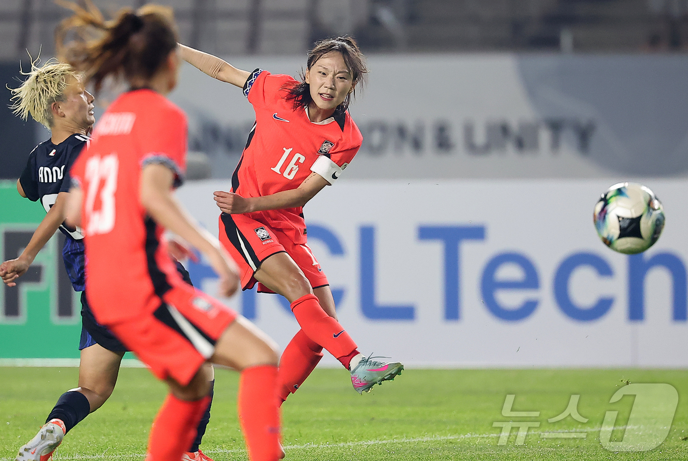 (화성=뉴스1) 김진환 기자 = 13일 오후 경기 화성시 향남읍 화성종합경기타운에서 열린 2025 동아시아축구연맹(EAFF) E-1 챔피언십 여자부 대한민국과 일본의 경기, 대한민 …