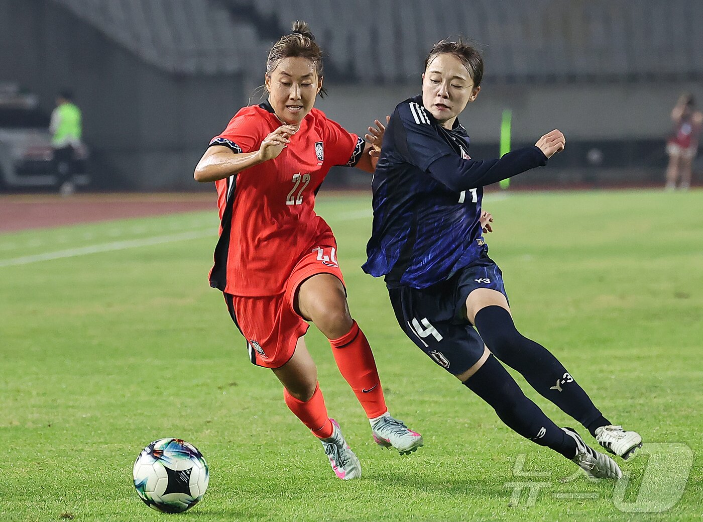 본문 이미지 - 13일 오후 경기 화성시 향남읍 화성종합경기타운에서 열린 2025 동아시아축구연맹&#40;EAFF&#41; E-1 챔피언십 여자부 대한민국과 일본의 경기, 대한민국 추효주가 후반 일본의 리코 요시다와 볼 경합을 하고 있다. 2025.7.13/뉴스1 ⓒ News1 김진환 기자