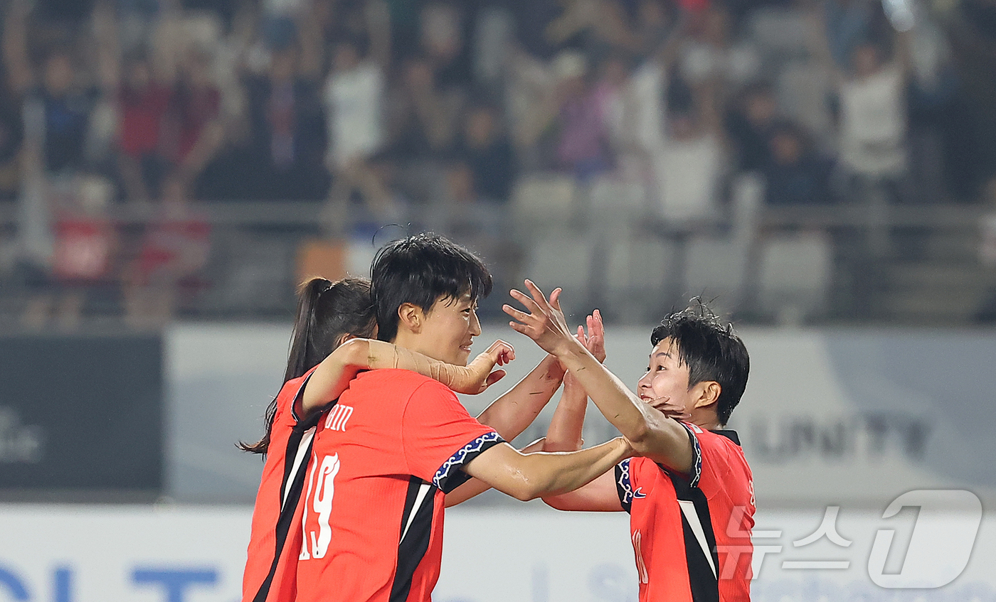 (화성=뉴스1) 김진환 기자 = 13일 오후 경기 화성시 향남읍 화성종합경기타운에서 열린 2025 동아시아축구연맹(EAFF) E-1 챔피언십 여자부 대한민국과 일본의 경기, 대한민 …