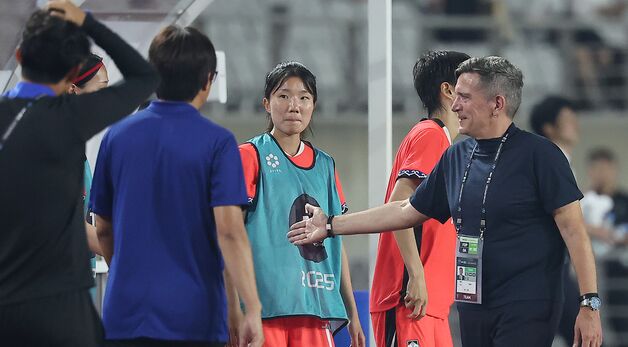 한국 벤치로 와 인사하는 일본의 닐스 닐센 감독