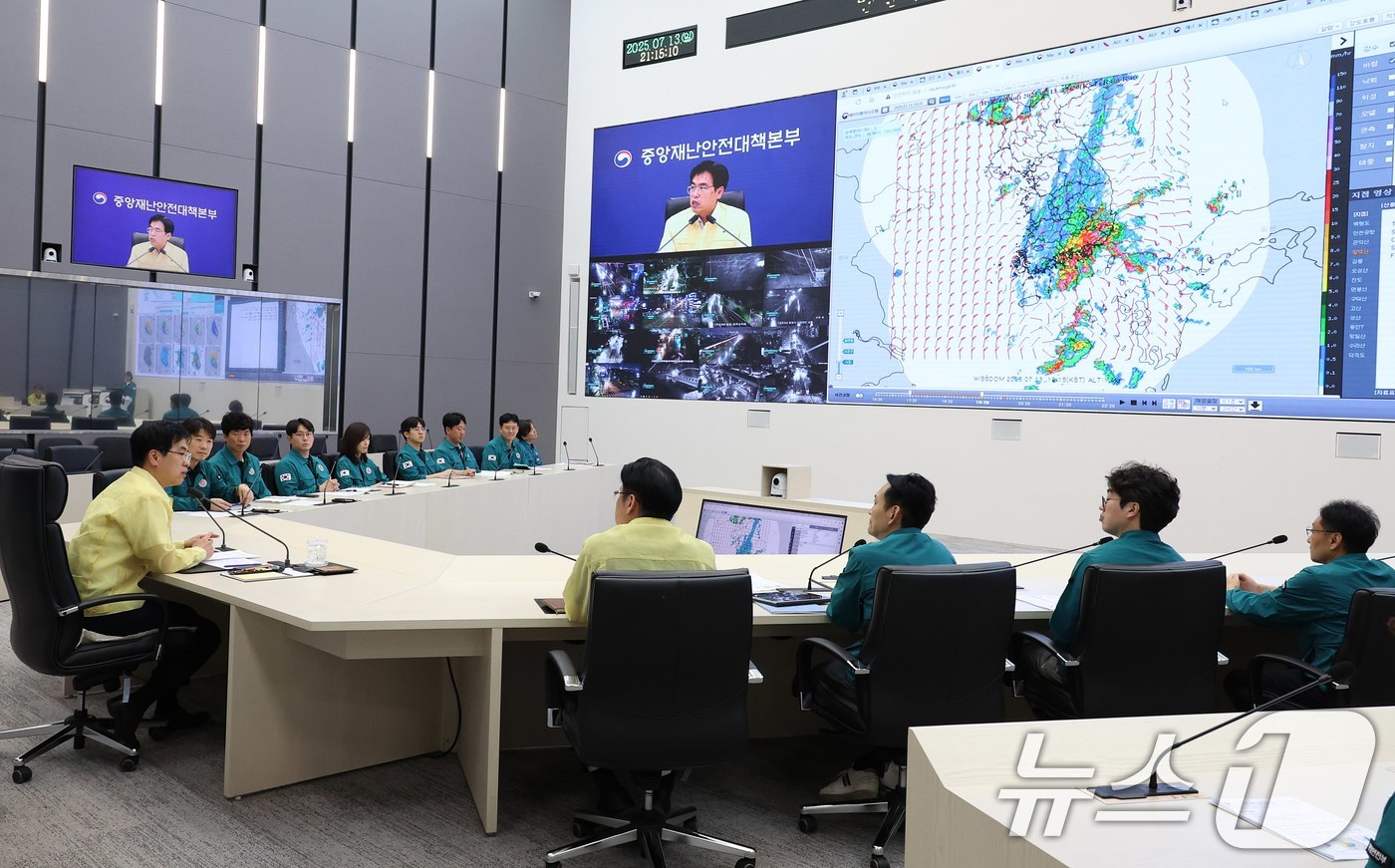 (서울=뉴스1) = 김민재 행정안전부장관 직무대행이 13일 오후 정부세종청사 중앙재난안전상황실에서 전라·경상권 호우대처상황 점검회의를 주재하고 있다. (행정안전부 제공. 재판매 및 …