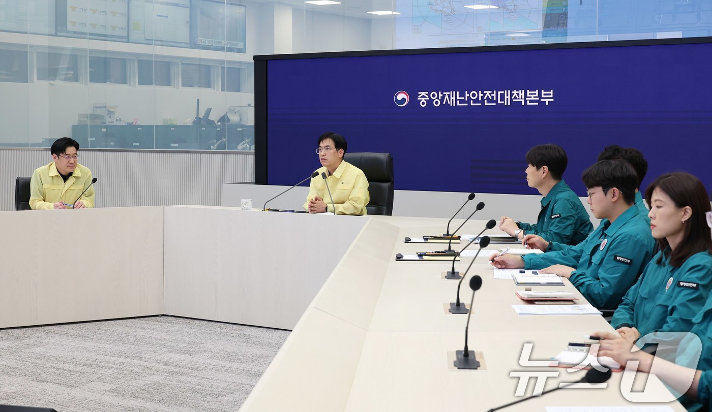 (서울=뉴스1) = 김민재 행정안전부장관 직무대행이 13일 오후 정부세종청사 중앙재난안전상황실에서 전라·경상권 호우대처상황 점검회의를 주재하고 있다. (행정안전부 제공. 재판매 및 …