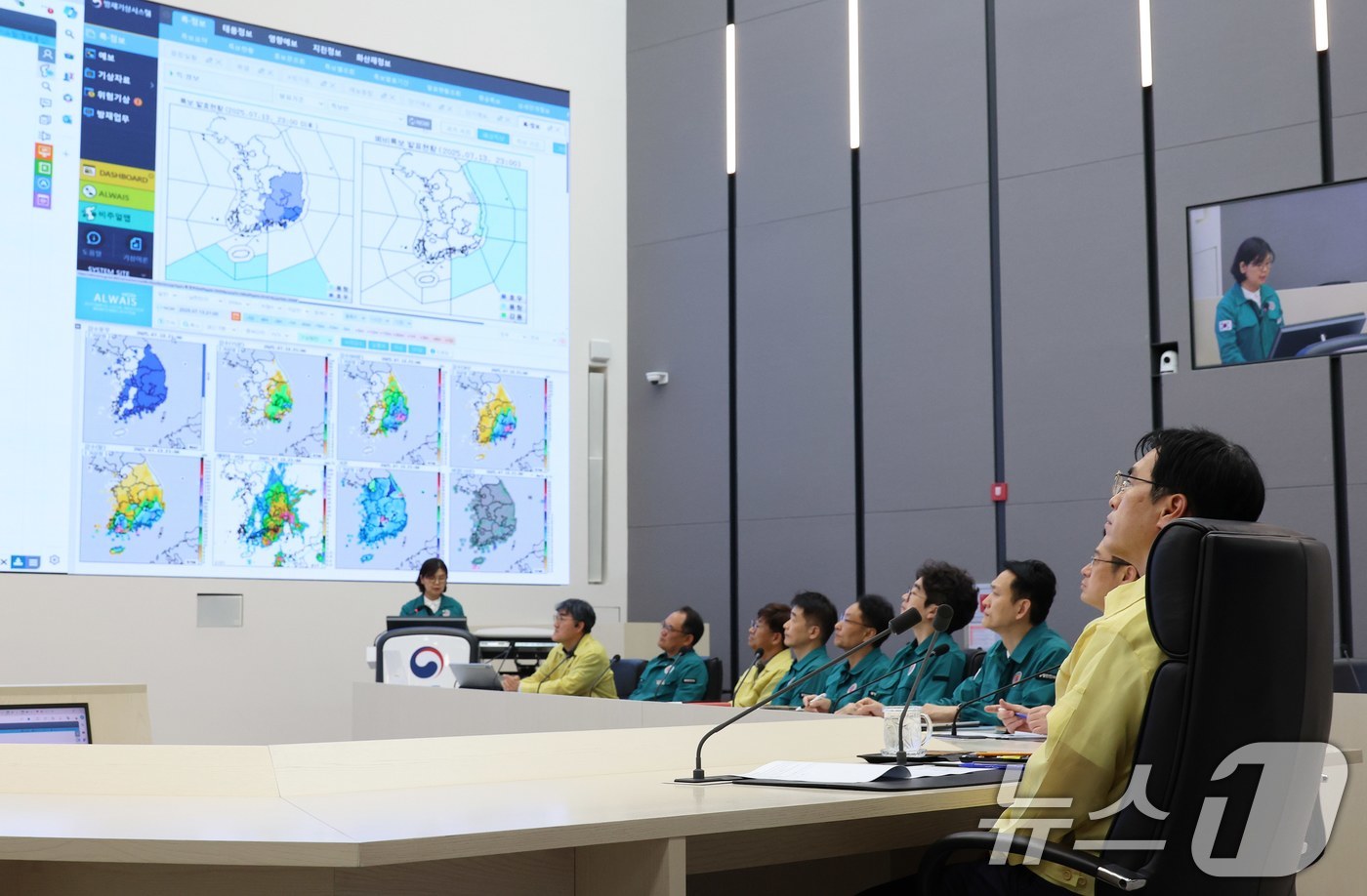 (서울=뉴스1) = 김민재 행정안전부장관 직무대행이 13일 오후 정부세종청사 중앙재난안전상황실에서 전라·경상권 호우대처상황 점검회의를 주재하고 있다. (행정안전부 제공. 재판매 및 …