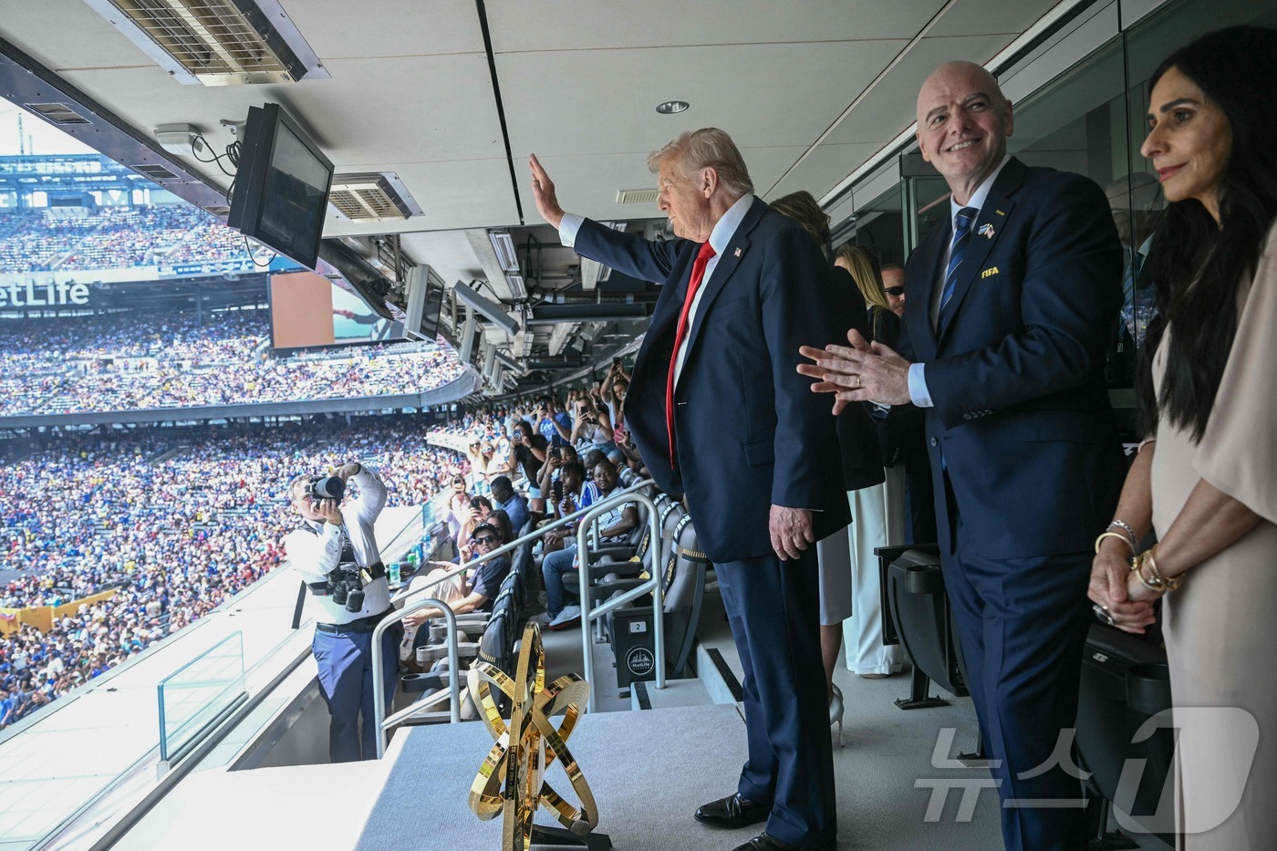 (뉴저지 AFP=뉴스1) 류정민 특파원 = 도널드 트럼프 미국 대통령이 13일(현지시간) 뉴저지 이스트 러더퍼드 메트라이프 스타디움에서 열린 잉글랜드 첼시와 프랑스 파리 생제르맹의 …