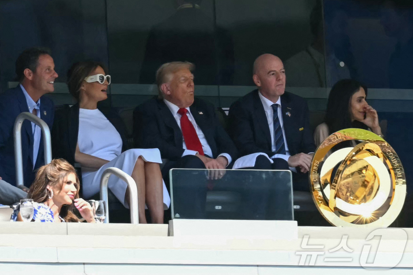 (뉴저지 AFP=뉴스1) 류정민 특파원 = 도널드 트럼프 미국 대통령이 13일(현지시간) 뉴저지 이스트 러더퍼드 메트라이프 스타디움에서 열린 잉글랜드 첼시와 프랑스 파리 생제르맹의 …