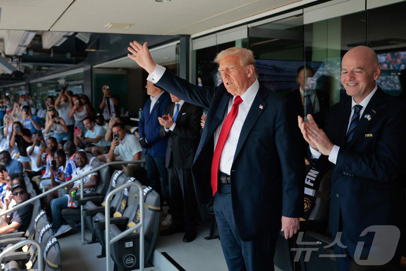 (뉴저지 AFP=뉴스1) 류정민 특파원 = 도널드 트럼프 미국 대통령이 13일(현지시간) 뉴저지 이스트 러더퍼드 메트라이프 스타디움에서 열린 잉글랜드 첼시와 프랑스 파리 생제르맹의 …