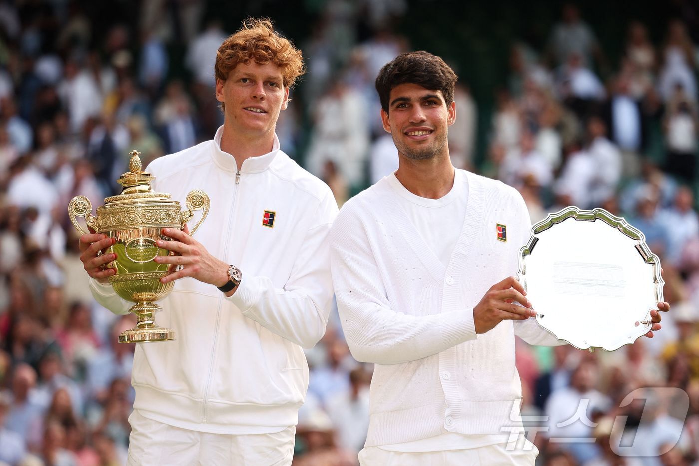 본문 이미지 - 윔블던 챔피언 얀니크 신네르(왼쪽)와 카를로스 알카라스. ⓒ AFP=뉴스1