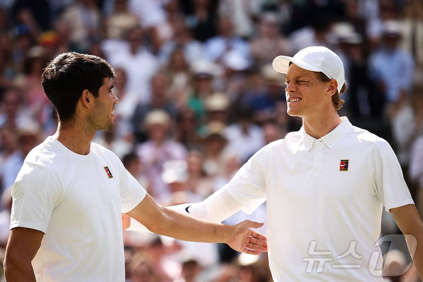본문 이미지 - 윔블던 챔피언 얀니크 신네르(오른쪽)와 카를로스 알카라스. ⓒ AFP=뉴스1