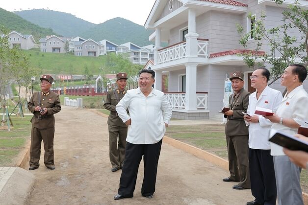 김정은, 낙원 바닷가 양식사업소 방문…"혁신적인 창조 영역"