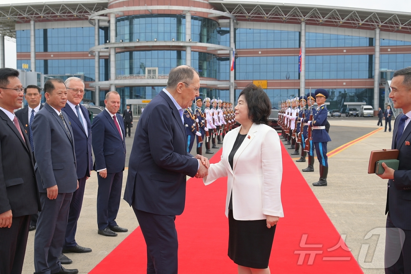 (평양 노동신문=뉴스1) = 북한 노동당 기관지 노동신문은 14일"외무성 초정에 따라 우리나라를 방문했던 세르게이 라브로프 외무장관이 지난 13일 출발했다"면서 최선희 외무상 등이 …