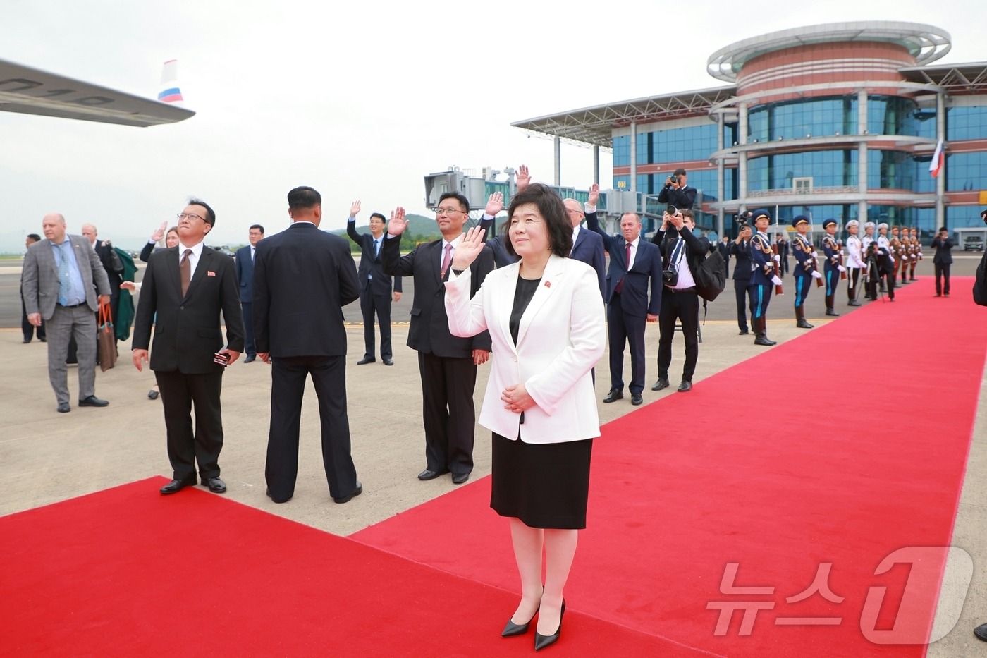 (평양 노동신문=뉴스1) = 북한 노동당 기관지 노동신문은 14일"외무성 초정에 따라 우리나라를 방문했던 세르게이 라브로프 외무장관이 지난 13일 출발했다"면서 최선희 외무상 등이 …