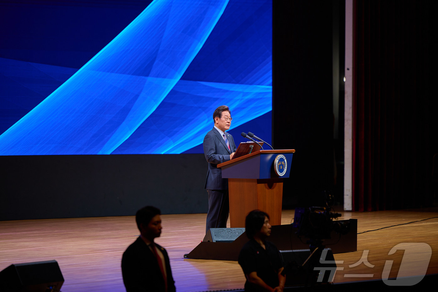 (서울=뉴스1) 이재명 기자 = 이재명 대통령이 지난 13일 서울 강남구 코엑스에서 열린 2025 세계정치학회(IPSA) 서울총회 개막식에서 기조연설을 하고 있다. (대통령실 제공 …