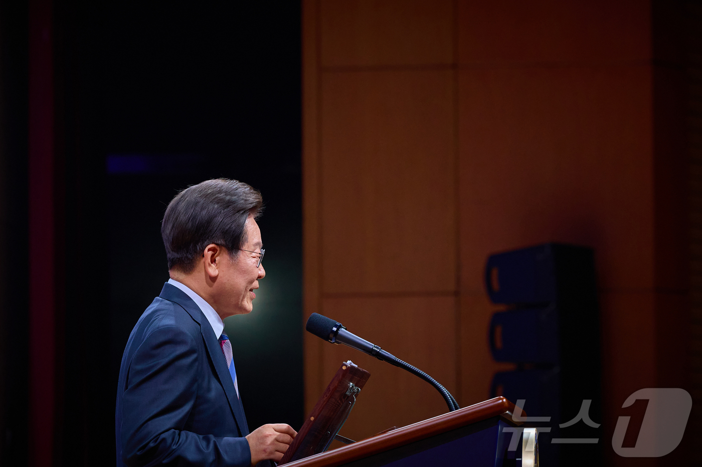 (서울=뉴스1) 이재명 기자 = 이재명 대통령이 지난 13일 서울 강남구 코엑스에서 열린 2025 세계정치학회(IPSA) 서울총회 개막식에서 기조연설을 하고 있다. (대통령실 제공 …