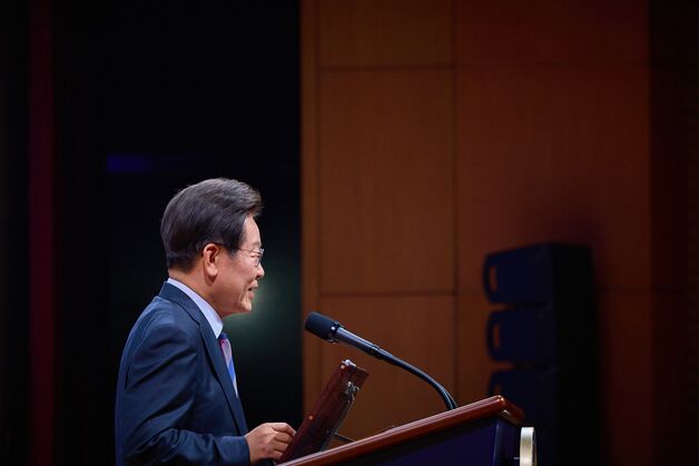 李대통령 "난 업자 안 만나, 돈이 마귀다"…'고시합격' 신입들에 일침