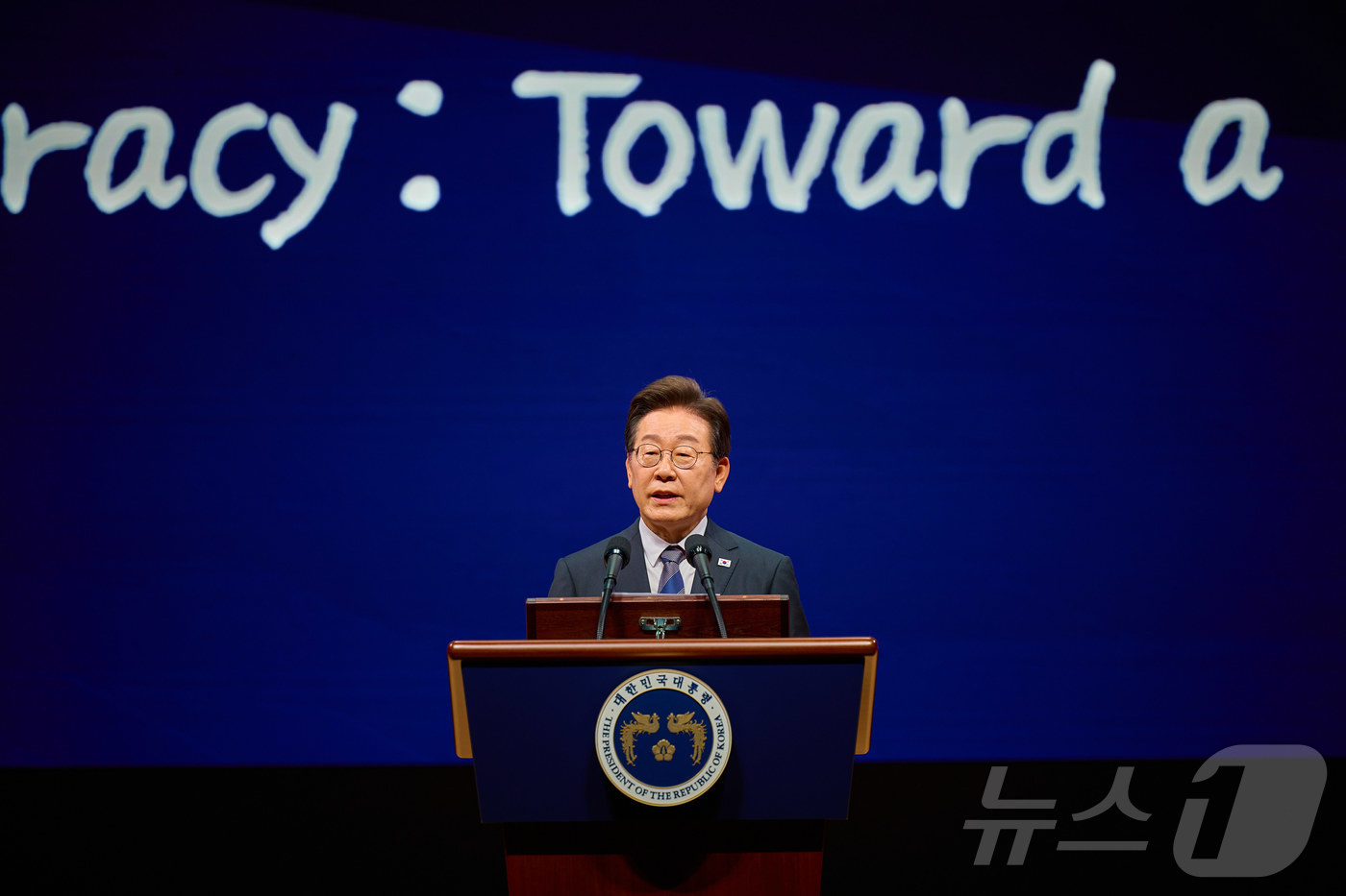 (서울=뉴스1) 이재명 기자 = 이재명 대통령이 지난 13일 서울 강남구 코엑스에서 열린 2025 세계정치학회(IPSA) 서울총회 개막식에서 기조연설을 하고 있다. (대통령실 제공 …