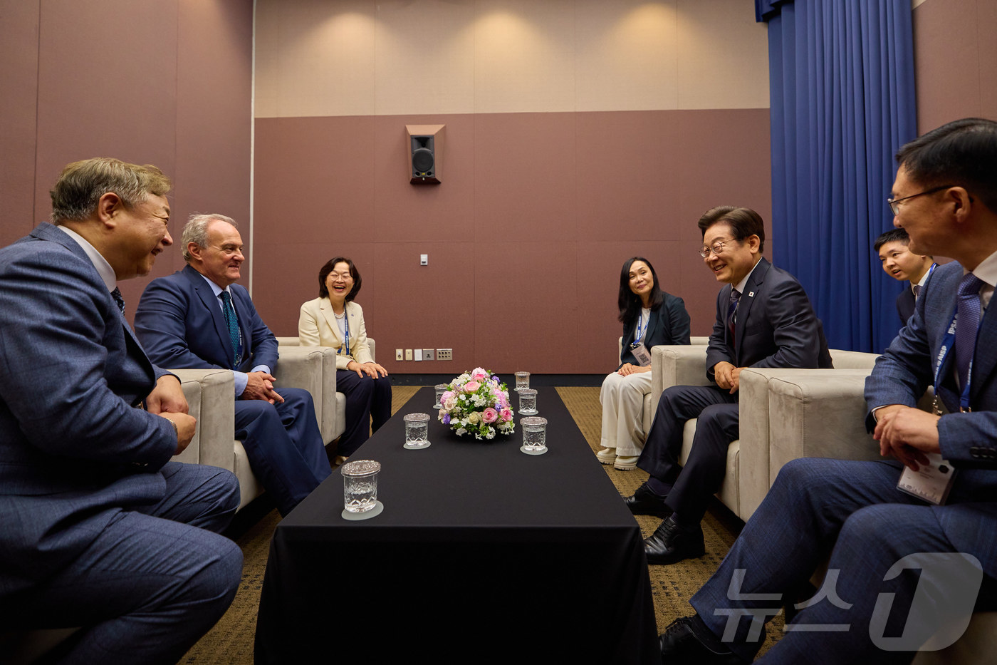 (서울=뉴스1) 이재명 기자 = 이재명 대통령이 지난 13일 서울 강남구 코엑스에서 열린 2025 세계정치학회(IPSA) 서울총회 개막식에 앞서 사전환담을 갖고 있다. (대통령실 …