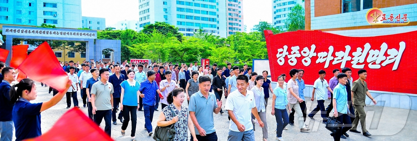 (평양 노동신문=뉴스1) = 북한 노동당 기관지 노동신문은 14일 전국 곳곳에서 집중강연 선전활동으로 당 중앙위원회 제8기 제12차 전원회의 결정 관철에 떨쳐나선 간부들과 당원들과 …