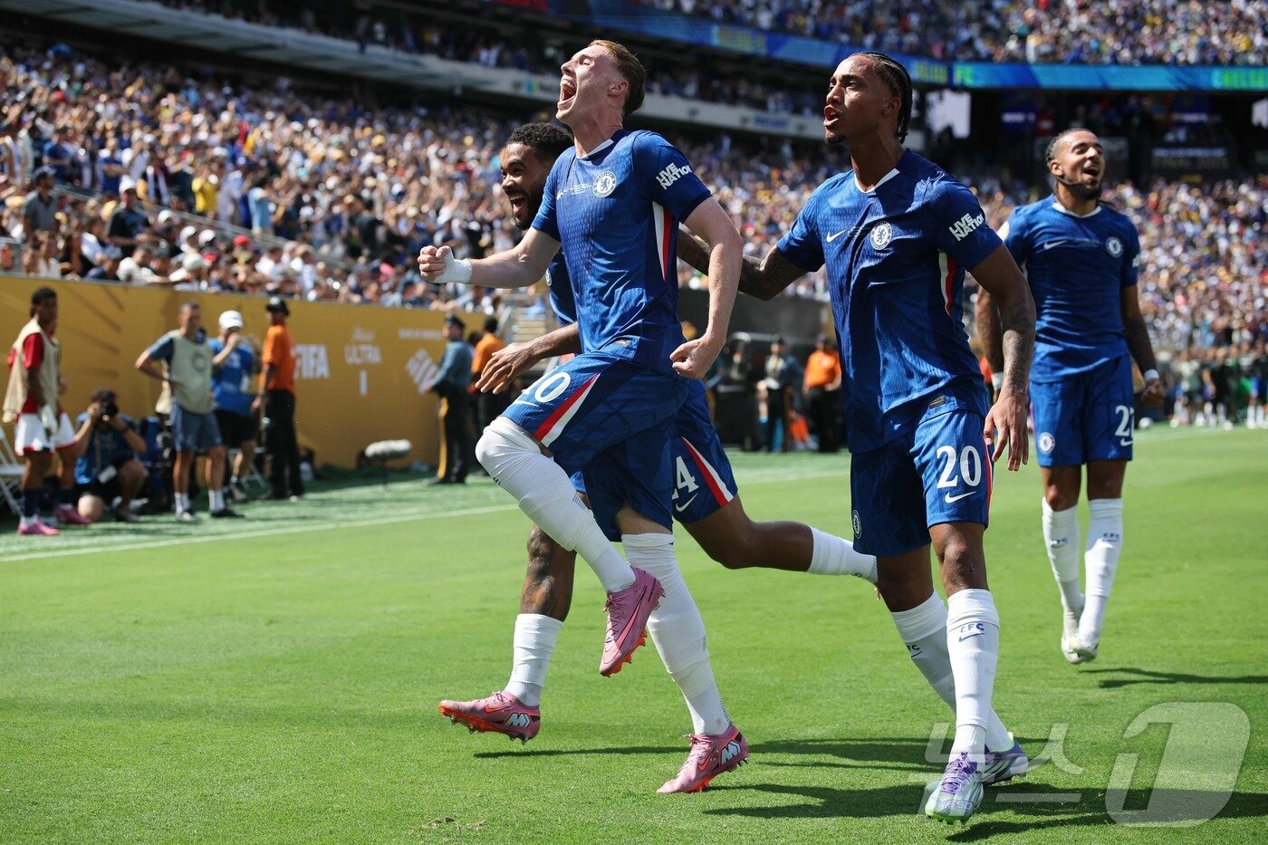 본문 이미지 - 콜 파머&#40;왼쪽&#41;는 14일&#40;한국시간&#41; 2025 FIFA 클럽월드컵 결승에서 2골 1도움을 기록하며 첼시의 우승을 이끌었다. ⓒ AFP=뉴스1