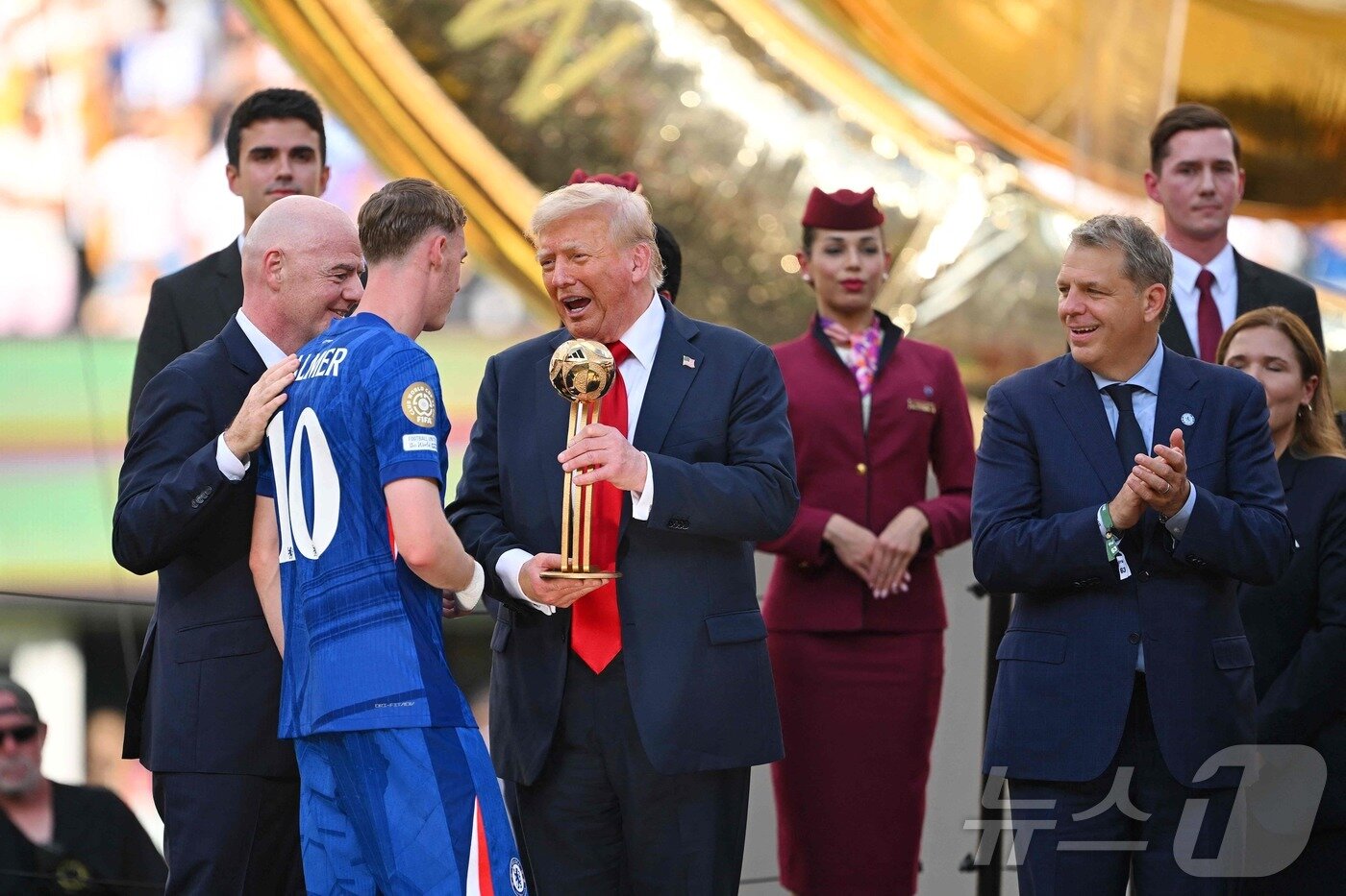 본문 이미지 - 도널드 트럼프 미국 대통령&#40;왼쪽에서 세 번째&#41;이 14일&#40;한국시간&#41; 2025 FIFA 클럽월드컵 골든볼로 선정된 콜 파머&#40;10번&#41;에게 트로피를 수여하고 있다. ⓒ AFP=뉴스1