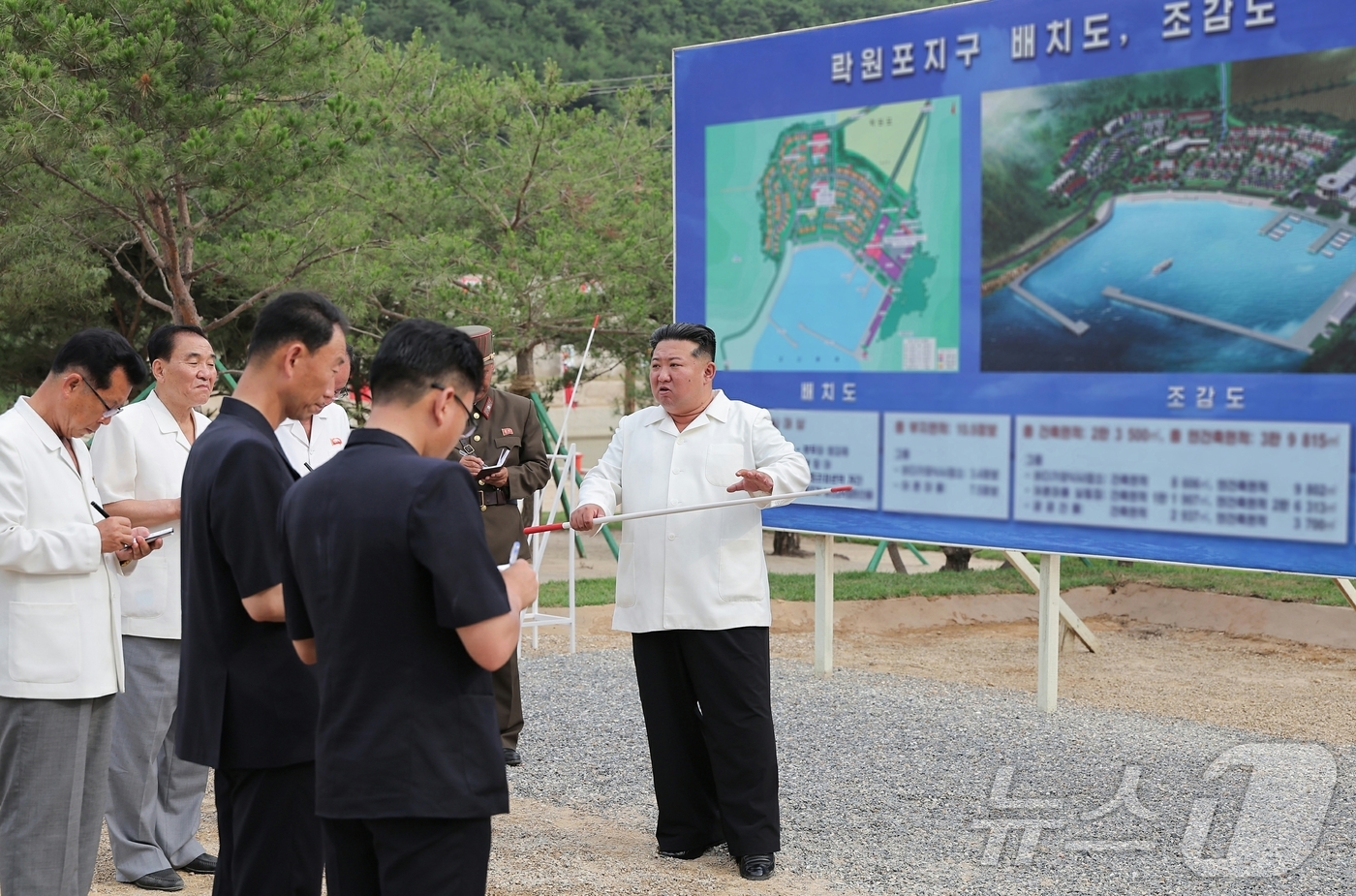 (평양 노동신문=뉴스1) = 북한 노동당 기관지 노동신문은 14일 "김정은 동지께서 지난 13일 낙원군 바닷가양식사업소건설장을 현지지도했다"고 보도했다. 김 총비서는 이날 건설이 …