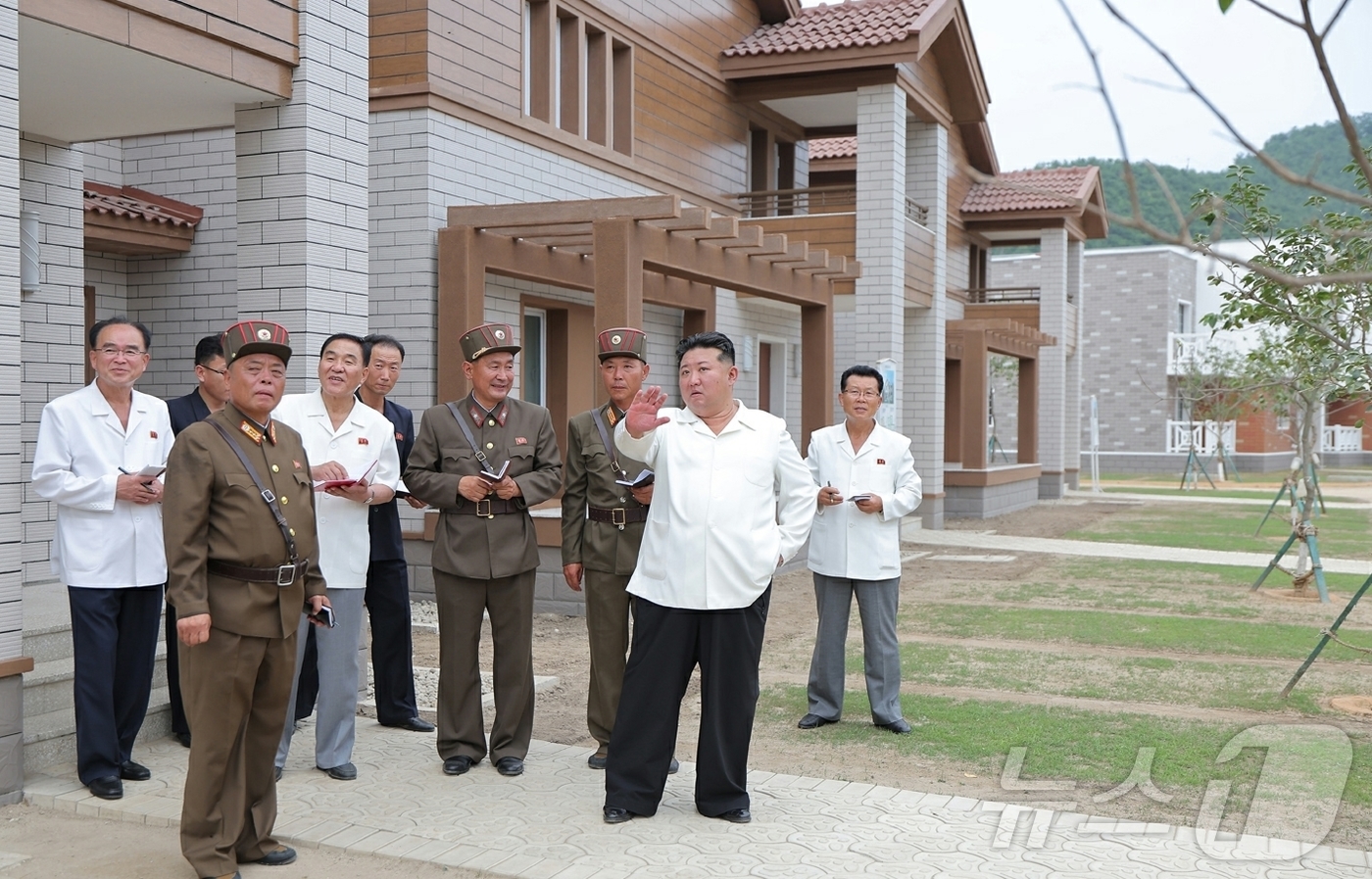 (평양 노동신문=뉴스1) = 북한 노동당 기관지 노동신문은 14일 "김정은 동지께서 지난 13일 낙원군 바닷가양식사업소건설장을 현지지도했다"고 보도했다. 김 총비서는 이날 건설이 …