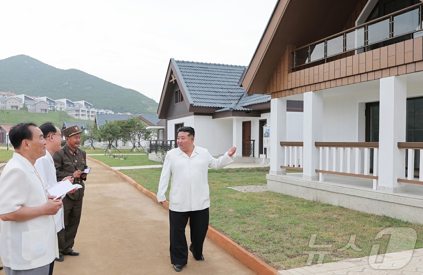 (평양 노동신문=뉴스1) = 북한 노동당 기관지 노동신문은 14일 "김정은 동지께서 지난 13일 낙원군 바닷가양식사업소건설장을 현지지도했다"고 보도했다. 김 총비서는 이날 건설이 …