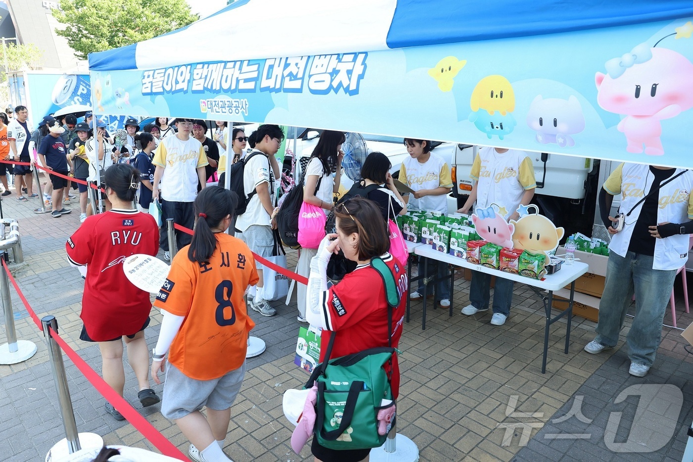 (대전=뉴스1) 이동원 기자 = 지난 12일 대전한화생명볼파크에서 열린 올스타전에서는 0시 축제 홍보의 히든카드 대전빵차가 등장해 큰 호응을 얻었다.현장을 찾은 야구팬들은 ‘꿈돌이 …