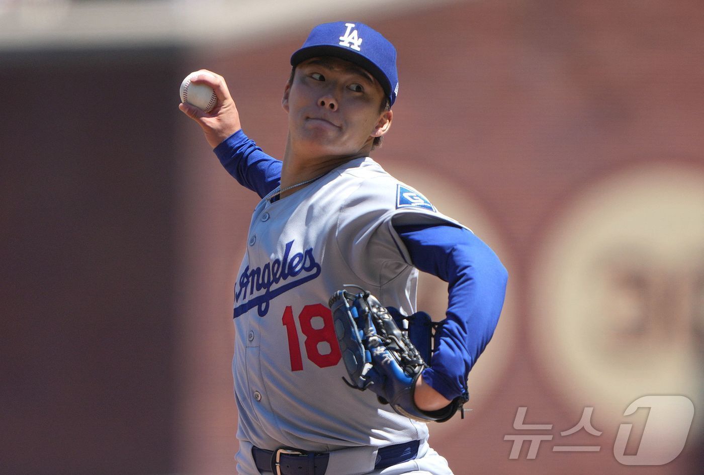 본문 이미지 - LA 다저스 투수 야마모토 요시노부가 14일&#40;한국시간&#41; 열린 샌프란시스코 자이언츠와 2025 메이저리그 전반기 마지막 경기에 선발 등판해 7이닝 무실점 호투를 펼쳤다. ⓒ AFP=뉴스1