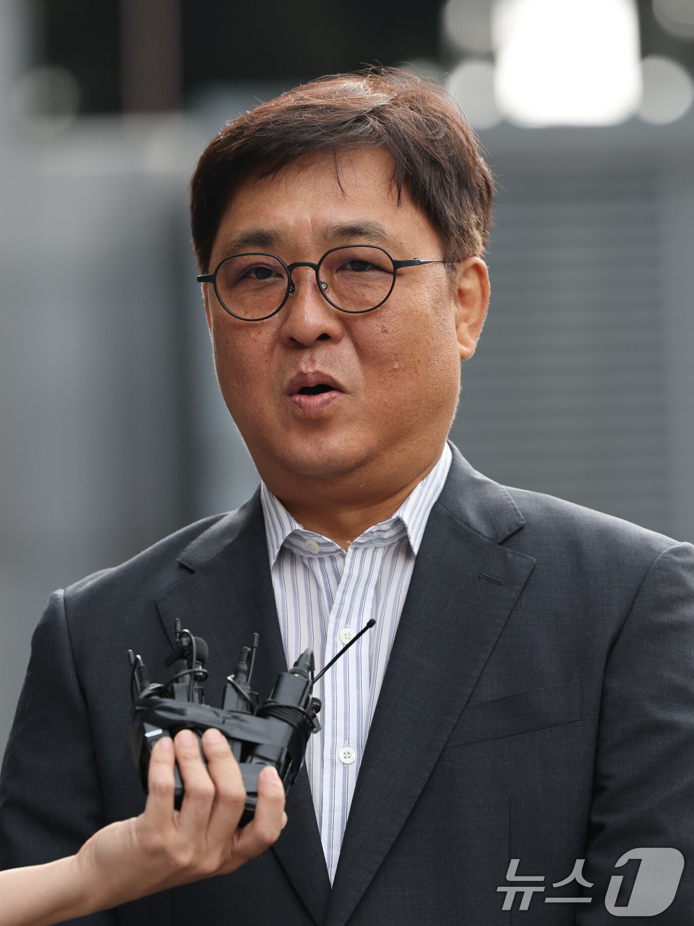 본문 이미지 - 최휘영 문화체육관광부 장관 후보자가 14일 오전 서울 종로구 국립현대미술관에 마련된 인사청문회 사무실로 출근하며 소감을 밝히고 있다. 2025.7.14/뉴스1 ⓒ News1 황기선 기자