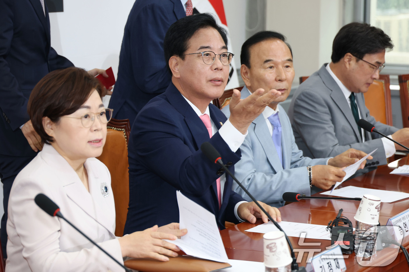 (서울=뉴스1) 이광호 기자 = 송언석 국민의힘 비상대책위원장 겸 원내대표와 비상대책위원들이 14일 오전 서울 여의도 국회에서 열린 비상대책위원회의에 참석해 있다.  2025.7. …